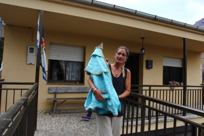 La Santa de Lusio (León), vuelve a la iglesia tras el incendio que ha arrasado el pueblo