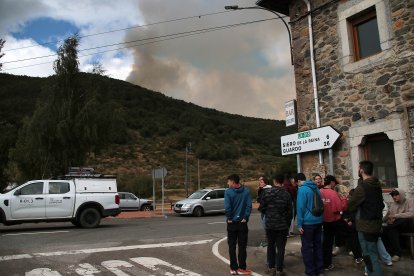 Medios aéreos y terrestres trabajan contra las llamas cerca de Boca de Huérgano (León)