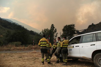 Medios aéreos y terrestres trabajan contra las llamas cerca de Boca de Huérgano (León)