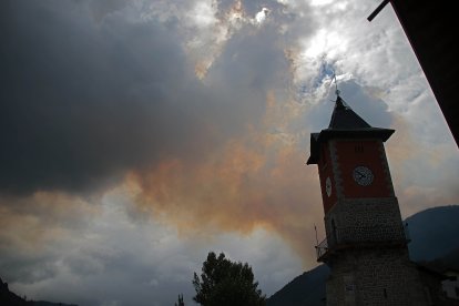Medios aéreos y terrestres trabajan contra las llamas cerca de Boca de Huérgano (León)