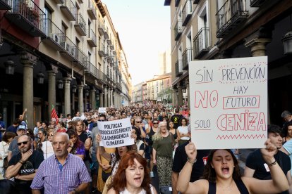 Manifestación en Valladolid bajo el lema 'Nuestra tierra arde. Contra el fuego de la inacción: ¡Prevención y medios ya!'