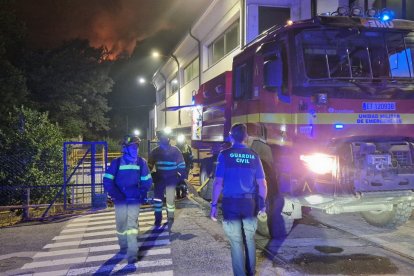 Trabajos nocturnos en los incendios que asolan a Castilla y León.