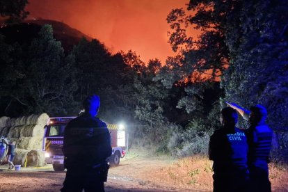 Trabajos nocturnos en los incendios que asolan a Castilla y León.