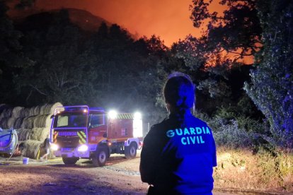 Trabajos nocturnos en los incendios que asolan a Castilla y León.