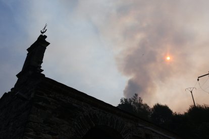 Incendio en Colinas del Campo de Martín Moro Toledano perteneciente al municipio de Igüeña (León)
