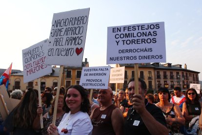 Concentración de protesta contra la gestión llevada a cabo de los incendios forestales