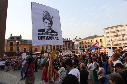 Concentración de protesta contra la gestión llevada a cabo de los incendios forestales