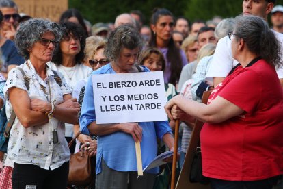 Concentración de protesta contra la gestión llevada a cabo de los incendios forestales