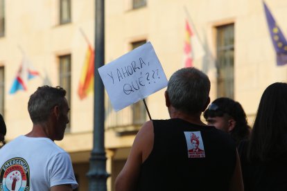 Concentración de protesta contra la gestión llevada a cabo de los incendios forestales