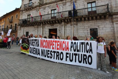 Concentración de protesta contra la gestión llevada a cabo de los incendios forestales