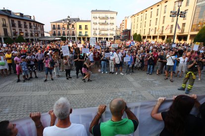 Concentración de protesta contra la gestión llevada a cabo de los incendios forestales