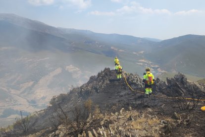 Bomberos forestales de la Generalitat de Valencia colaboran en la extinción de los incendios de Yeres e Igüeña, en León