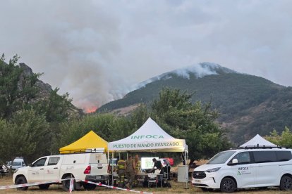 Miembros de Infoca de Andalucía colaboran en la extinción del incendio de Barniedo de la Reina (León)