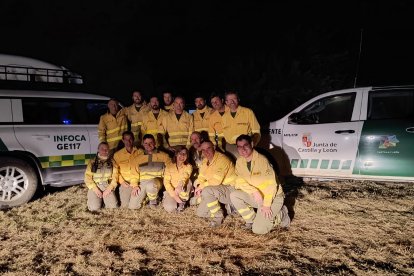 Miembros de Infoca de Andalucía colaboran en la extinción del incendio de Barniedo de la Reina (León)