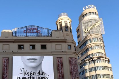 Mensaje de Oncobierzo en la pantalla de Callao.