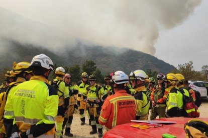 Bomberos forestales de diferentes operativos de otras comunidades autónomas colaboran en la extinción de los incendios de Castilla y León