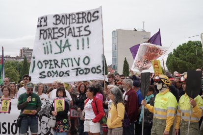 Concentración en las Cortes de Castilla y León de forestales por los incendios de la región