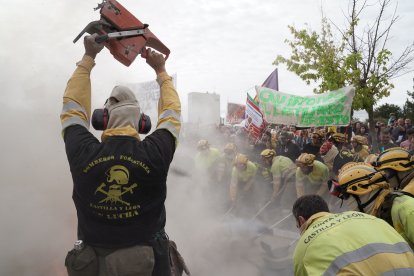 Concentración en las Cortes de Castilla y León de forestales por los incendios de la región