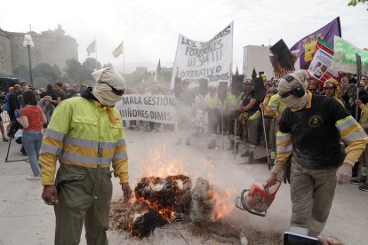 Concentración en las Cortes de Castilla y León de forestales por los incendios de la región