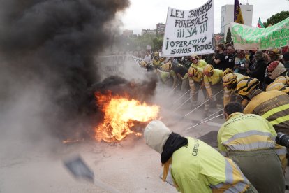 Concentración en las Cortes de Castilla y León de forestales por los incendios de la región