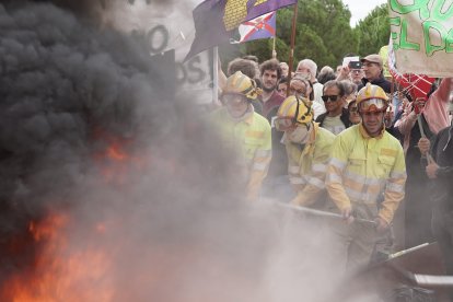 Concentración en las Cortes de Castilla y León de forestales por los incendios de la región