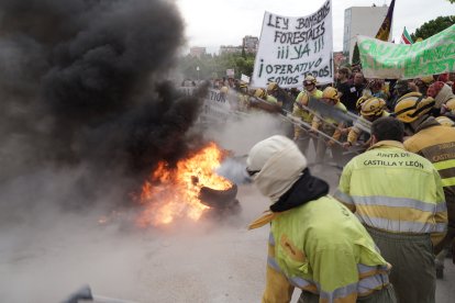Concentración en las Cortes de Castilla y León de forestales por los incendios de la región