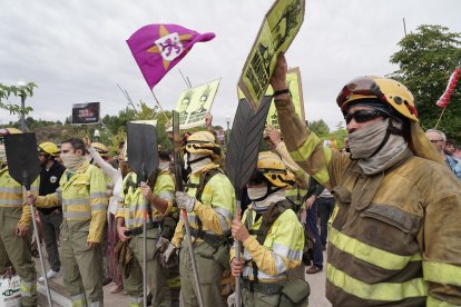 Concentración en las Cortes de Castilla y León de forestales por los incendios de la región