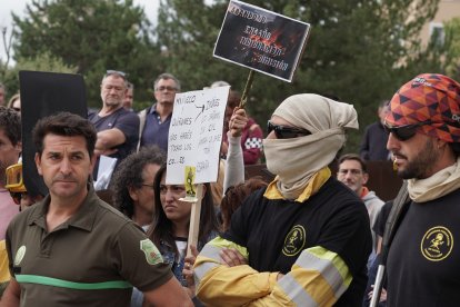 Concentración en las Cortes de Castilla y León de forestales por los incendios de la región