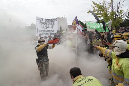 Concentración en las Cortes de Castilla y León de forestales por los incendios de la región