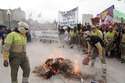 Concentración en las Cortes de Castilla y León de forestales por los incendios de la región