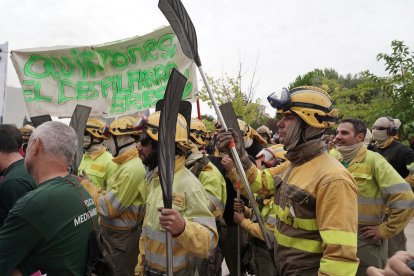 Concentración en las Cortes de Castilla y León de forestales por los incendios de la región