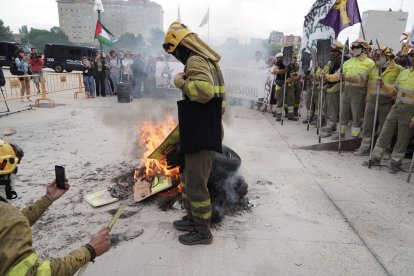 Concentración en las Cortes de Castilla y León de forestales por los incendios de la región