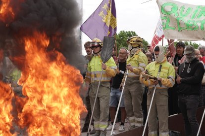 Concentración en las Cortes de Castilla y León de forestales por los incendios de la región