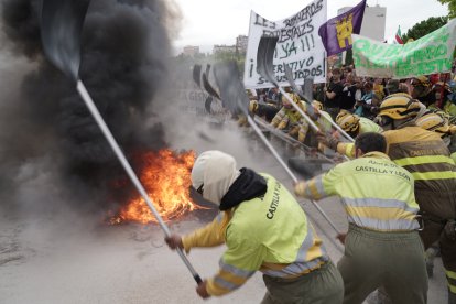 Concentración en las Cortes de Castilla y León de forestales por los incendios de la región