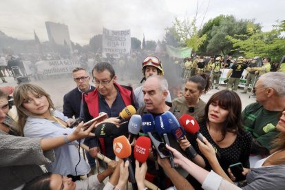 Concentración en las Cortes de Castilla y León de forestales por los incendios de la región