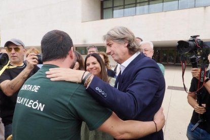 Concentración en las Cortes de Castilla y León de forestales por los incendios de la región