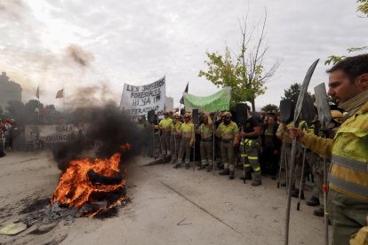 Concentración en las Cortes de Castilla y León de forestales por los incendios de la región