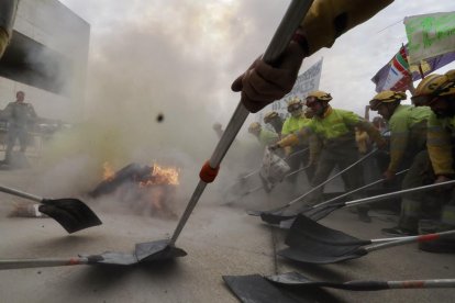 Concentración en las Cortes de Castilla y León de forestales por los incendios de la región