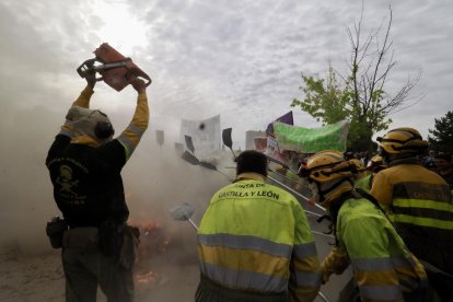 Concentración en las Cortes de Castilla y León de forestales por los incendios de la región