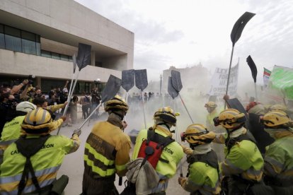 Concentración en las Cortes de Castilla y León de forestales por los incendios de la región