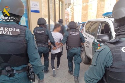La Guardia Civil detiene a los seis implicados en la agresión múltiple en Roa de Duero.