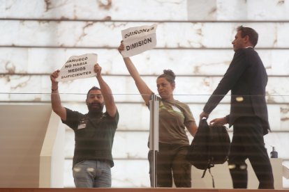 Otro momento de la expulsión del Pleno de las Cortes de Castilla y León de los brigadistas.