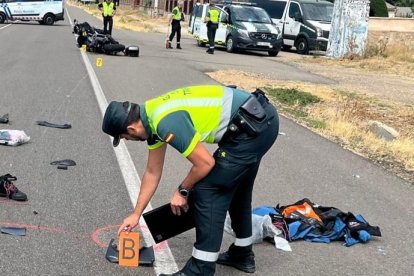 Accidente de tráfico entre dos motos y una ambulancia en la CL-605 en Zamora en el que un hombre falleció y una mujer resultó herida