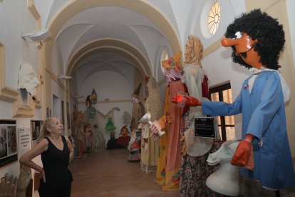 La casa de los Títeres en Paredes de Nava (Palencia), en la imagen la actriz y colaboradora de Miguel Ángel Ordoñez, Irene Antolín