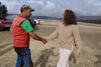 La consejera de Agricultura, Ganadería y Desarrollo Rural, María González Corral, visita una ganadería de ovino afectada por los incendios en Chana de Somoza, en el municipio de Lucillo (León)