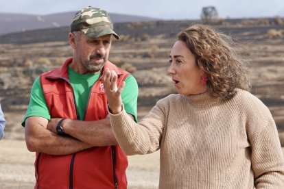 La consejera de Agricultura, Ganadería y Desarrollo Rural, María González Corral, visita una ganadería de ovino afectada por los incendios en Chana de Somoza, en el municipio de Lucillo (León)