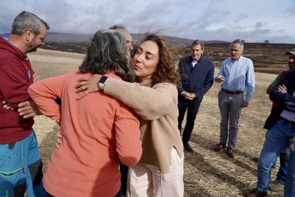 La consejera de Agricultura, Ganadería y Desarrollo Rural, María González Corral, visita una ganadería de ovino afectada por los incendios en Chana de Somoza, en el municipio de Lucillo (León)