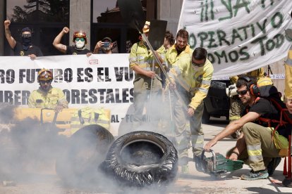 Manifestación para exigir mejoras en el operativo de prevención y extinción de incendios.
