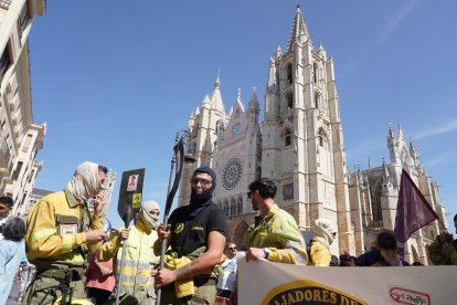 Manifestación para exigir mejoras en el operativo de prevención y extinción de incendios.