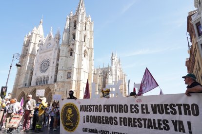 Manifestación para exigir mejoras en el operativo de prevención y extinción de incendios.